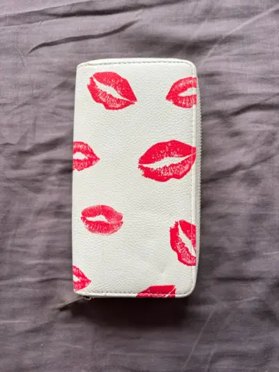 Billetera blanca con diseño de labios rojos - miniatura 1