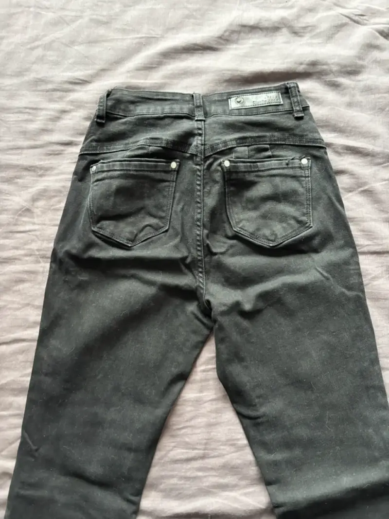 Jeans negros desgastados para mujer - 2