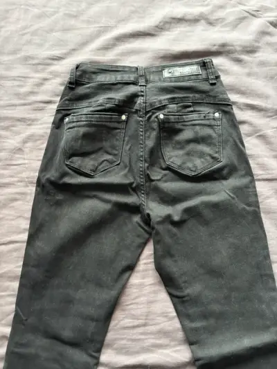 Jeans negros desgastados para mujer - miniatura 2