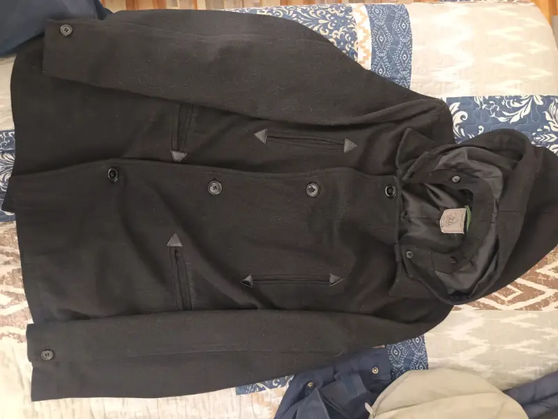 Abrigo negro con capucha para hombre - 1