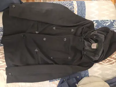 Abrigo negro con capucha para hombre - miniatura 1