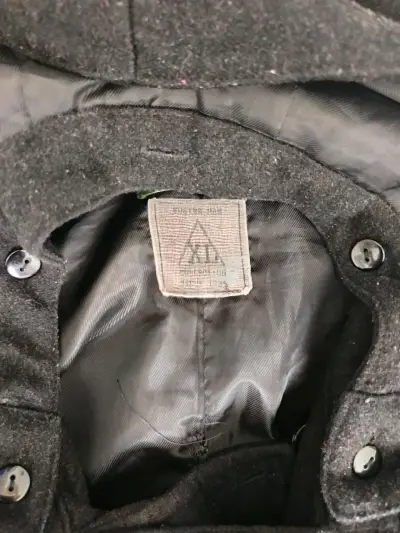 Abrigo negro con capucha para hombre - miniatura 2