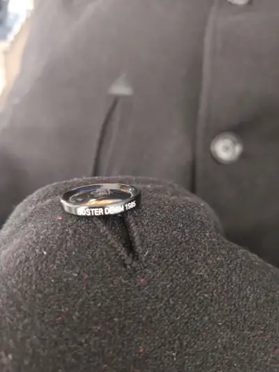 Abrigo negro con capucha para hombre - miniatura 3