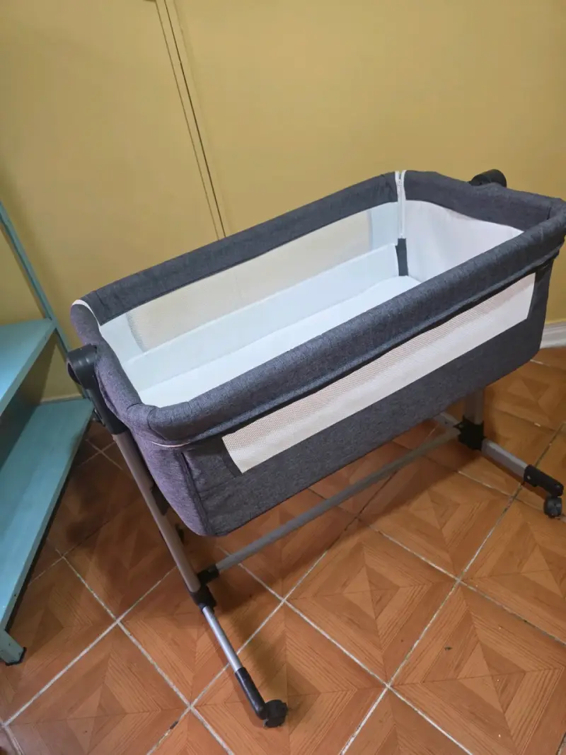 Cuna colecho gris para bebé con ruedas - 1