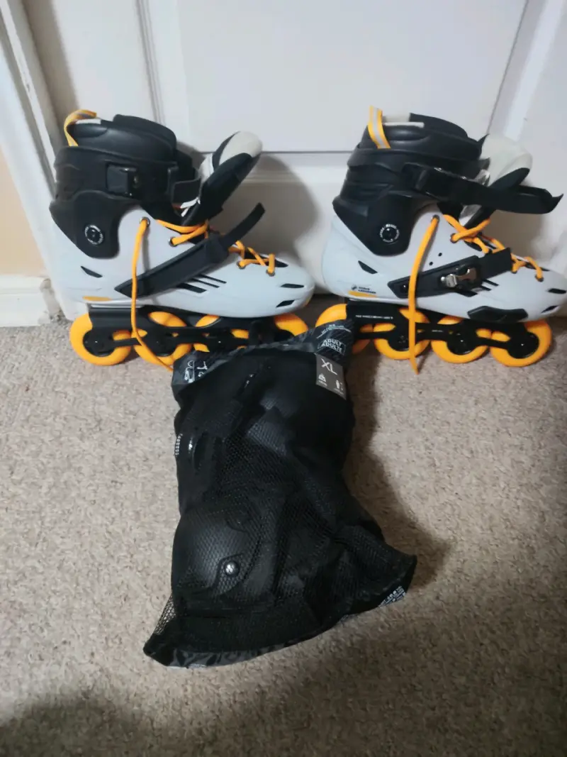 Patines en línea con ruedas naranjas y protección - 1