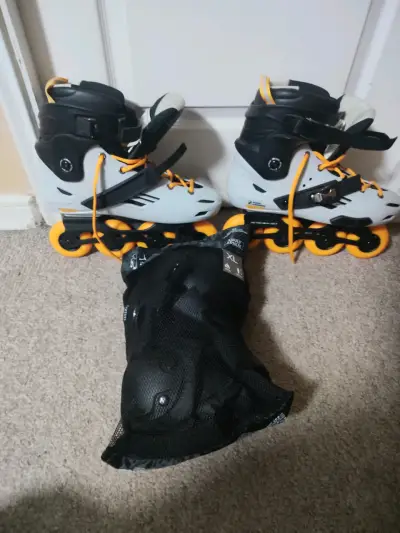 Patines en línea con ruedas naranjas y protección - miniatura 1
