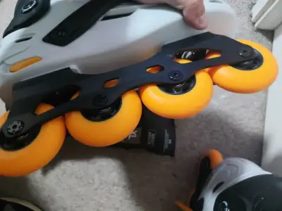 Patines en línea con ruedas naranjas y protección - miniatura 2