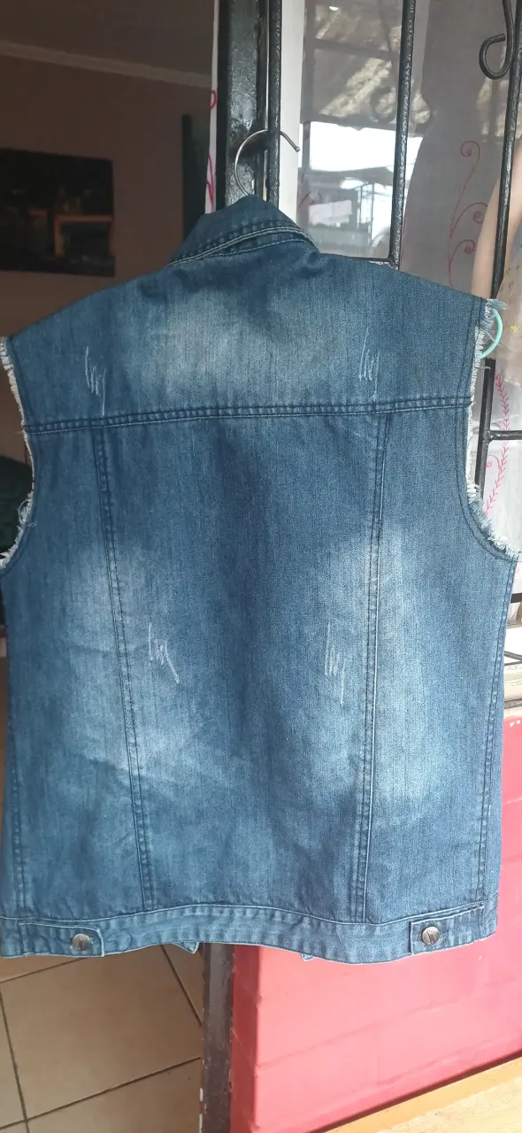 Chaqueta de mezclilla sin mangas con tachas - 1