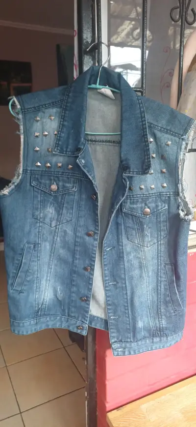 Chaqueta de mezclilla sin mangas con tachas - miniatura 2