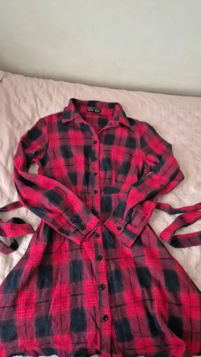 Vestido camisero de cuadros rojo y negro - miniatura 2
