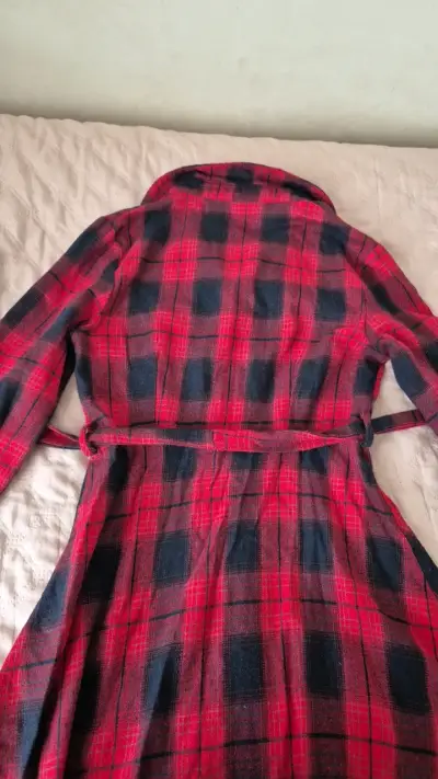 Vestido camisero de cuadros rojo y negro - miniatura 3