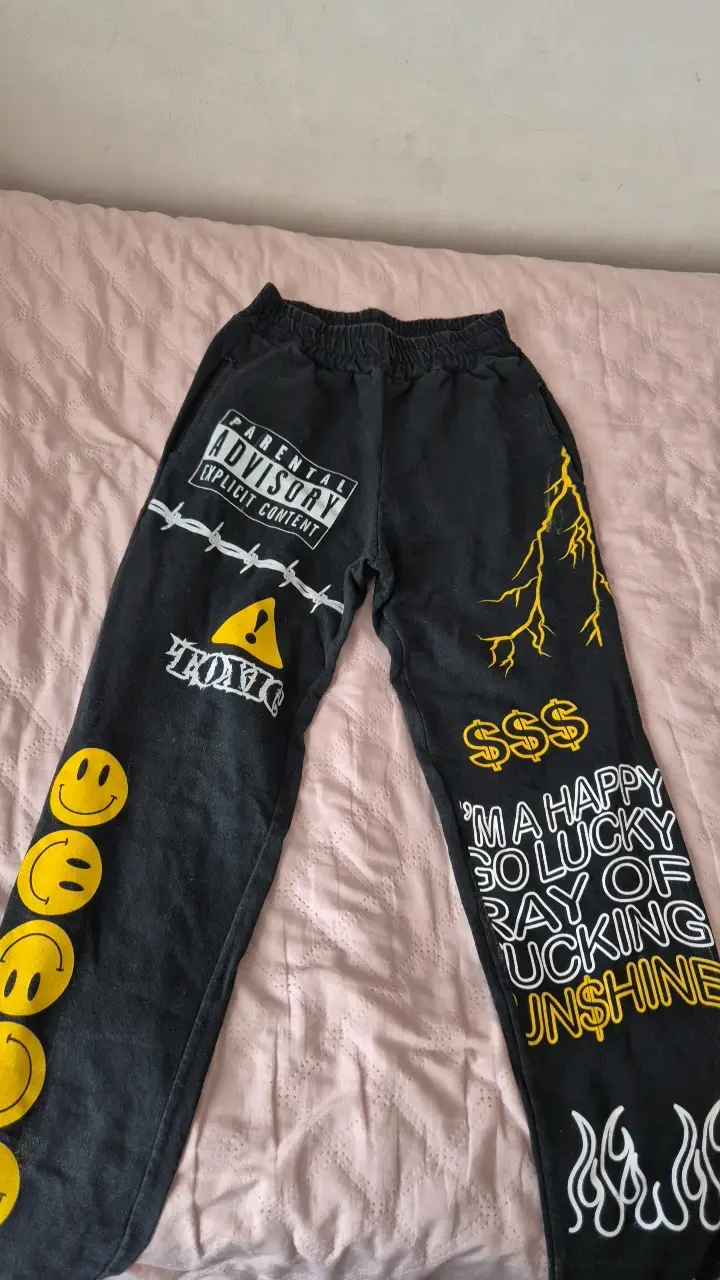 Pantalones negros con estampados gráficos