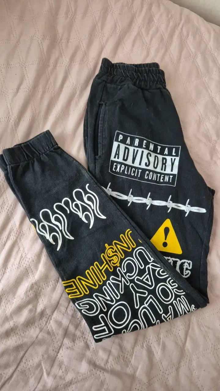 Pantalones negros con estampados gráficos - 2