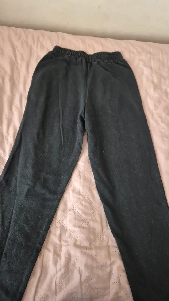 Pantalones negros con estampados gráficos - 3