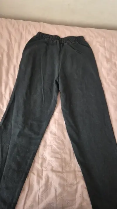 Pantalones negros con estampados gráficos - miniatura 3