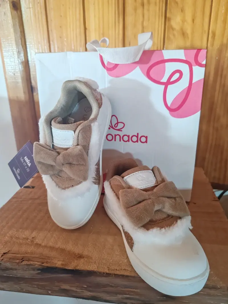 Zapatillas limonada de niña con lazo y forro suave