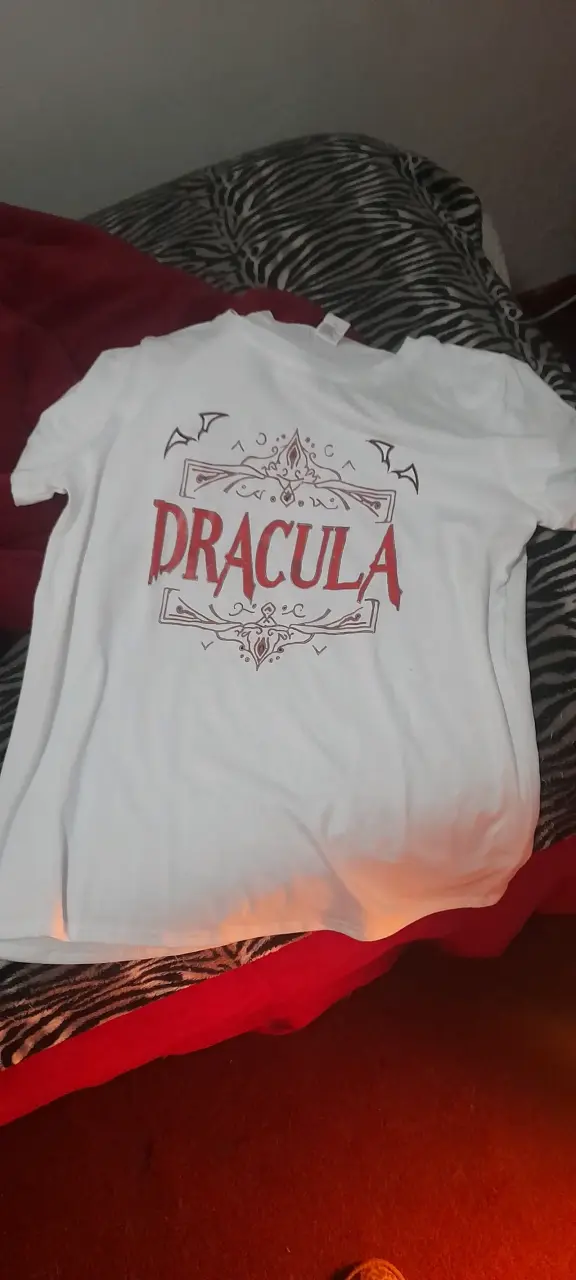 Polera blanca con diseño de Drácula