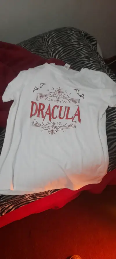 Polera blanca con diseño de Drácula - miniatura 1