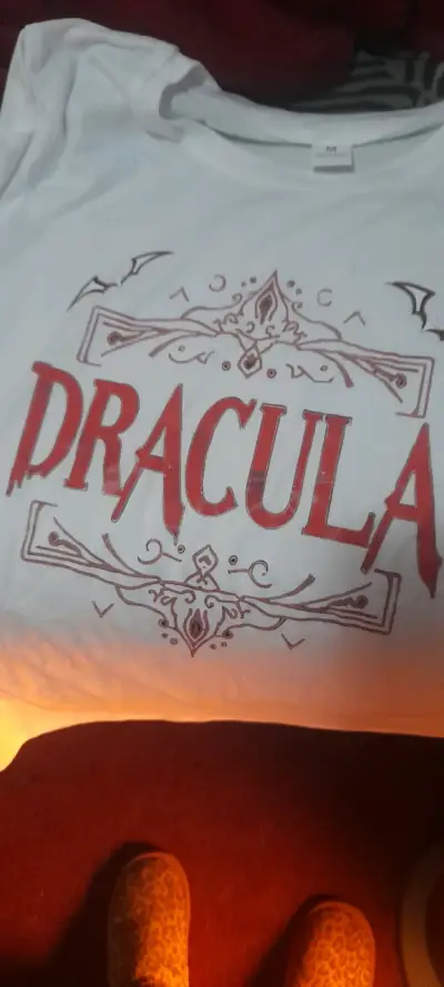 Polera blanca con diseño de Drácula - miniatura 2