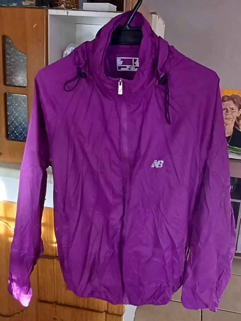 Chaqueta cortaviento morada New Balance