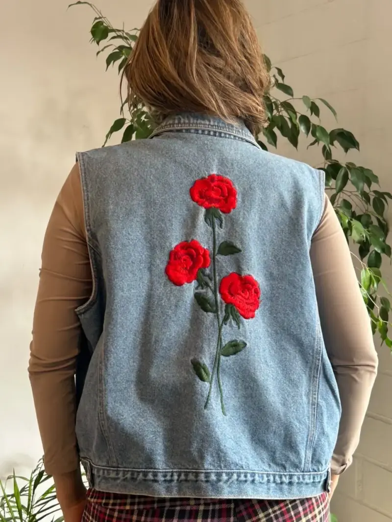 Chaleco de mezclilla con bordado vintage de rosas - 1