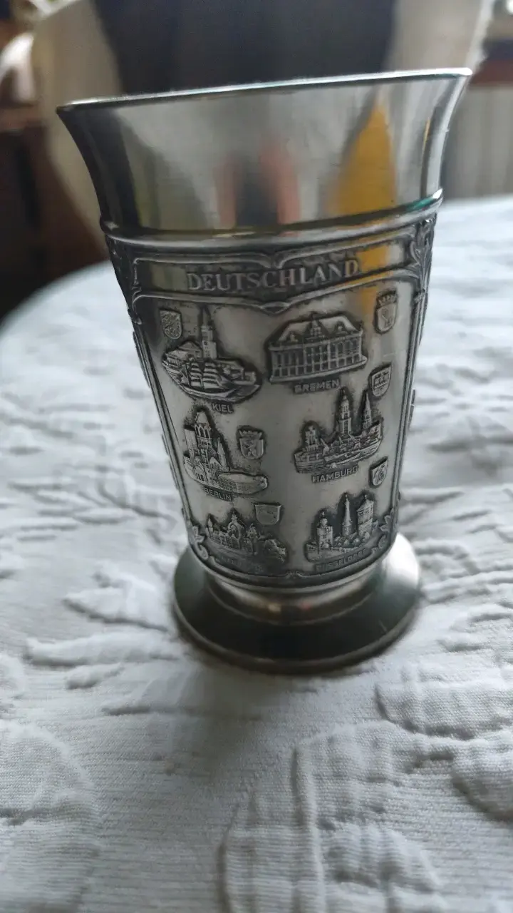 Copa decorativa de metal con diseño de Alemania
