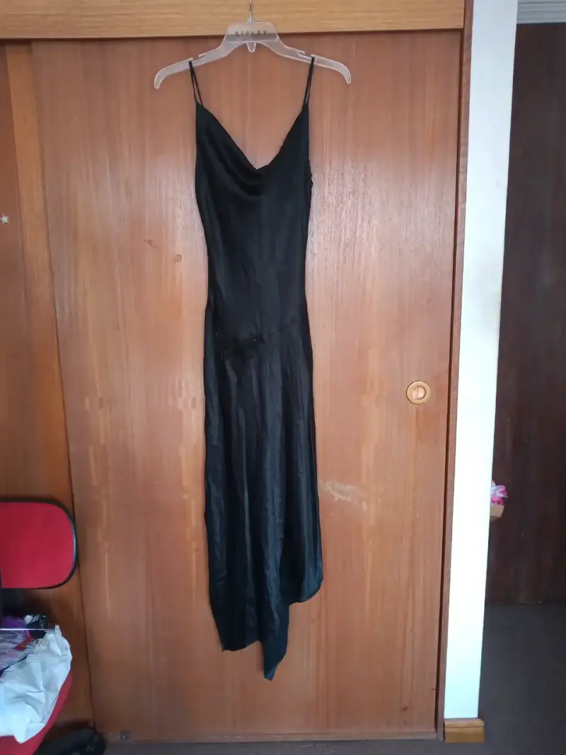 Vestido de noche negro elegante con tirantes - 1