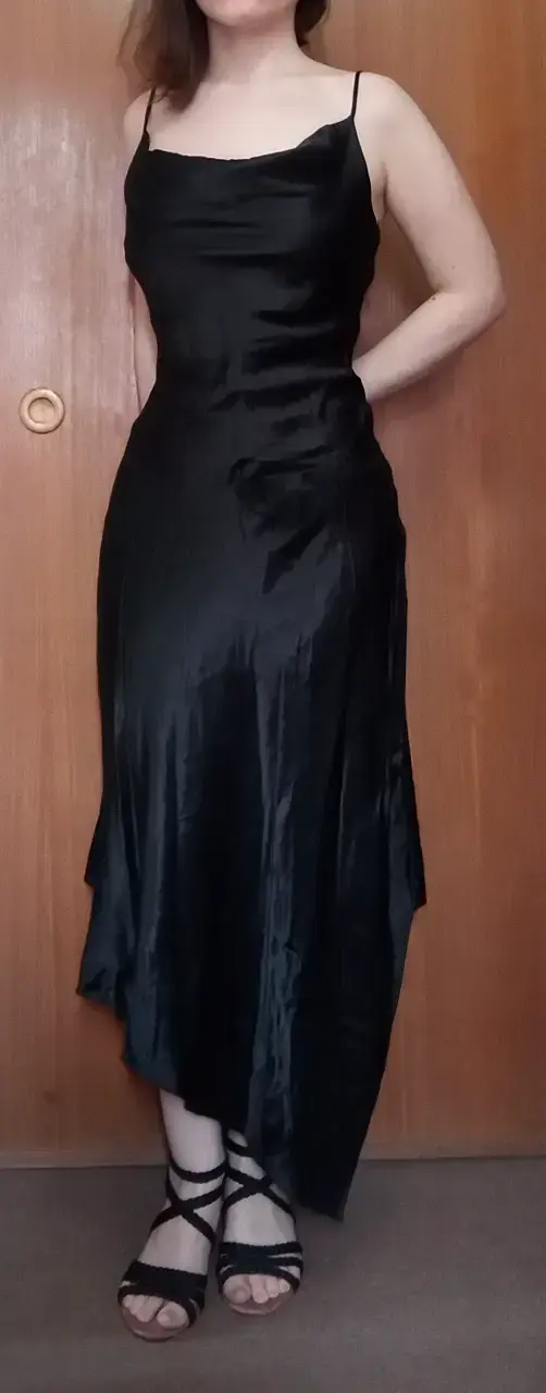 Vestido de noche negro elegante con tirantes - 2