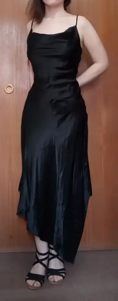 Vestido de noche negro elegante con tirantes - miniatura 2