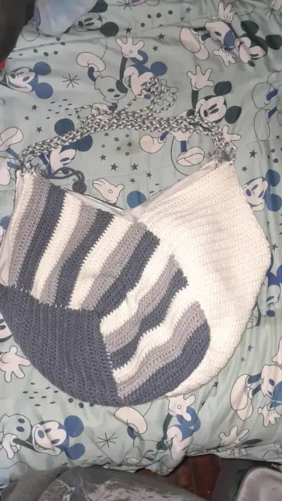 Bolso tejido a crochet en tonos grises y blanco - miniatura 1