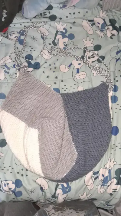 Bolso tejido a crochet en tonos grises y blanco - miniatura 2