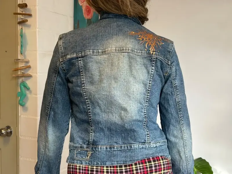 Chaqueta de mezclilla con detalles dorados Fubu - 2