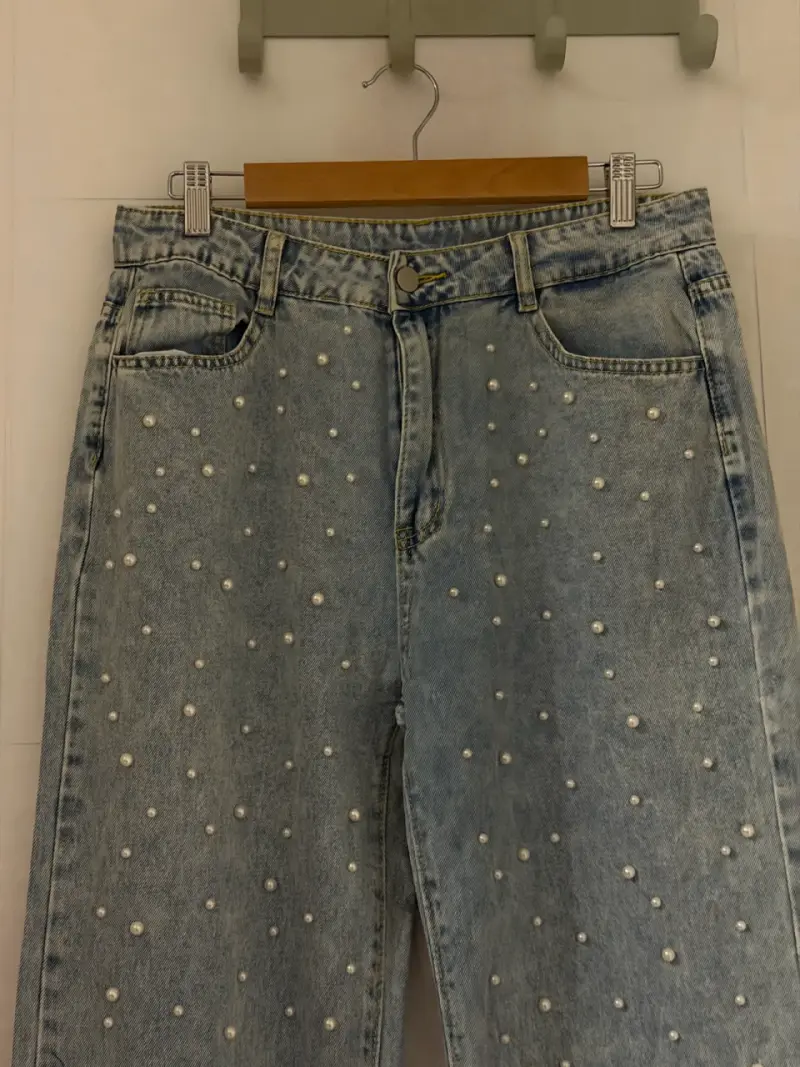 Jeans celeste con perlas decorativas - 3