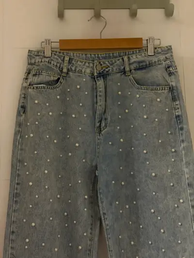Jeans celeste con perlas decorativas - miniatura 3