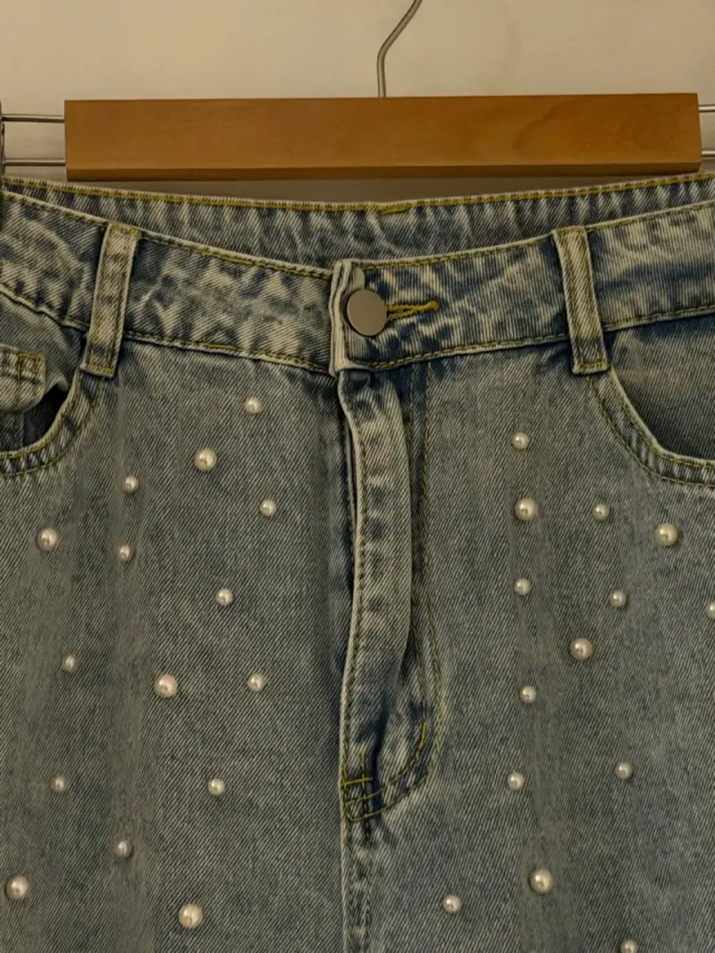 Jeans celeste con perlas decorativas - 4