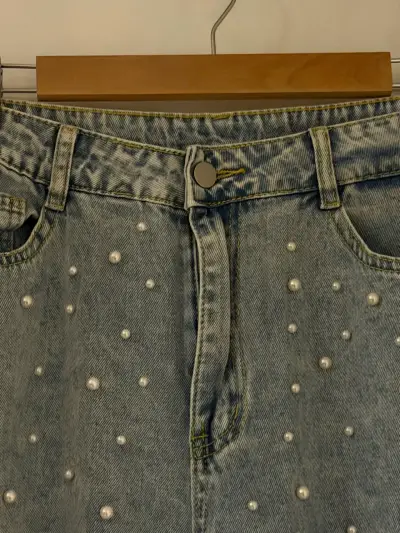 Jeans celeste con perlas decorativas - miniatura 4