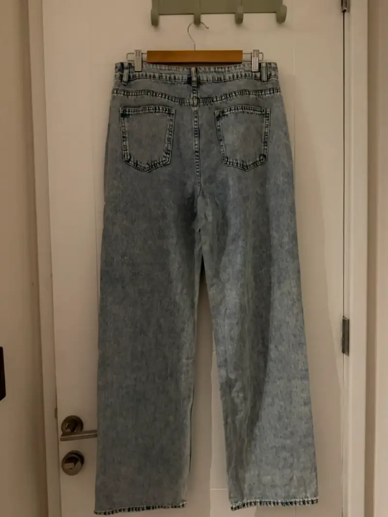 Jeans celeste con perlas decorativas - 6