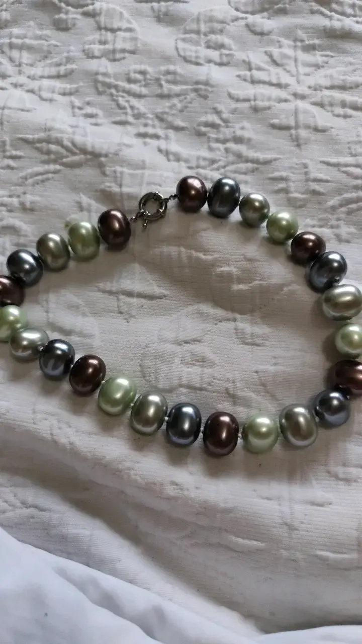 Collar de perlas multicolor elegante