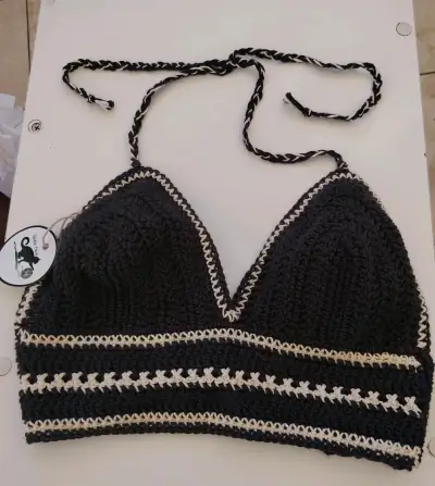 Top de crochet azul marino con diseño artesanal - miniatura 1