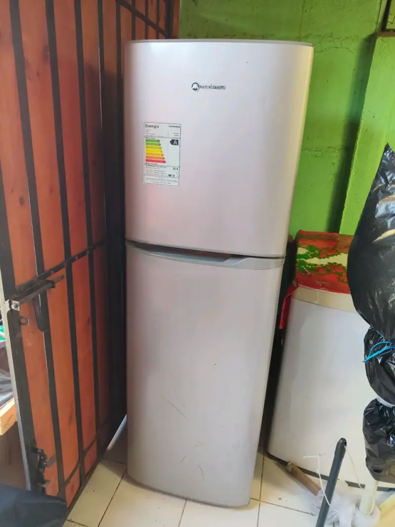 Refrigerador Mademsa de dos puertas en buen estado - 1