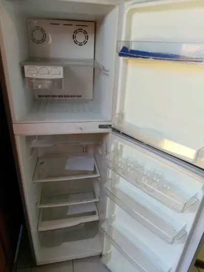 Refrigerador Mademsa de dos puertas en buen estado - miniatura 2