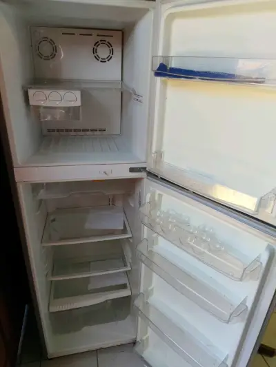 Refrigerador Mademsa de dos puertas en buen estado - miniatura 3