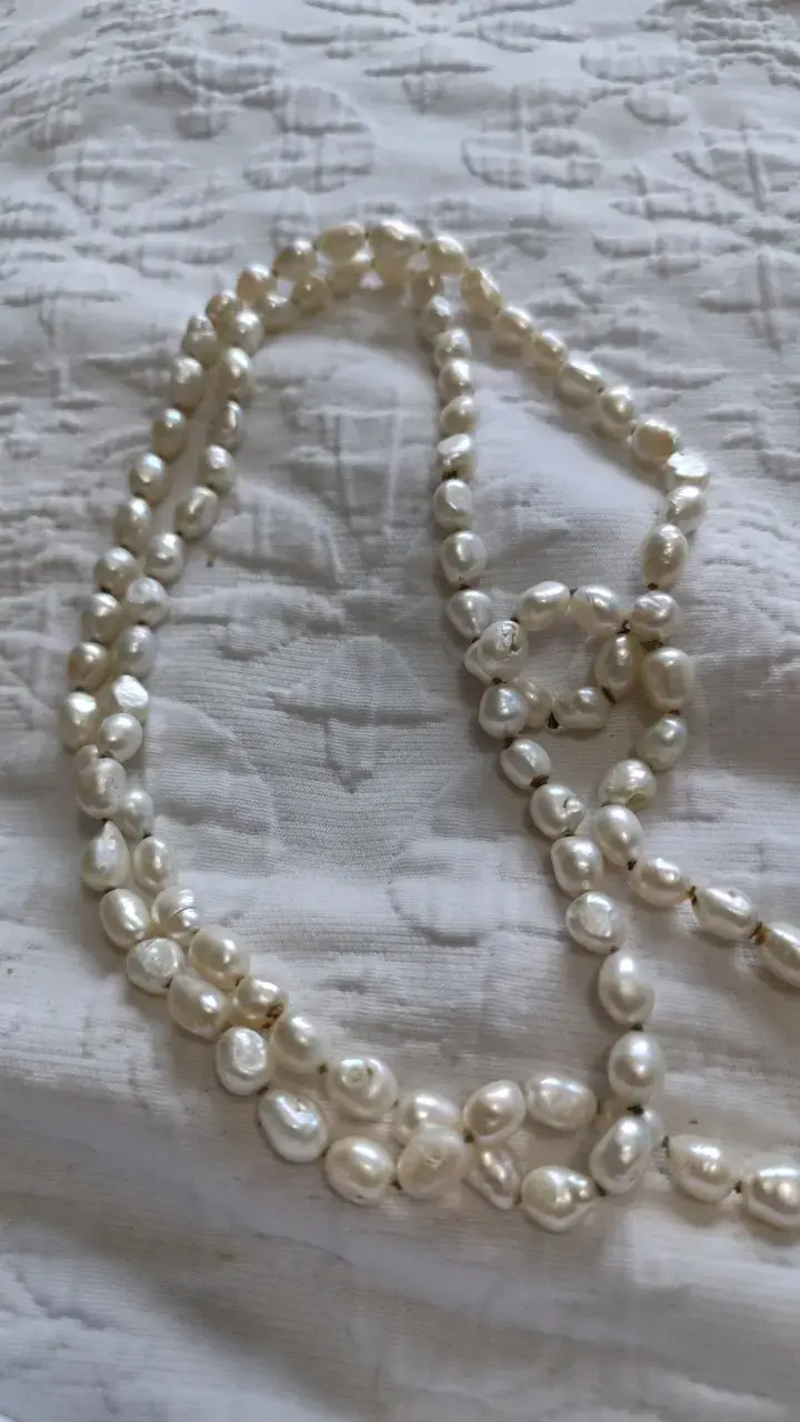 Collar de perlas naturales blancas