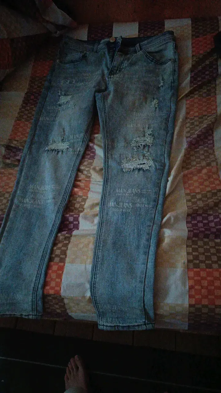 Jeans desgastados para hombre en buen estado - 2