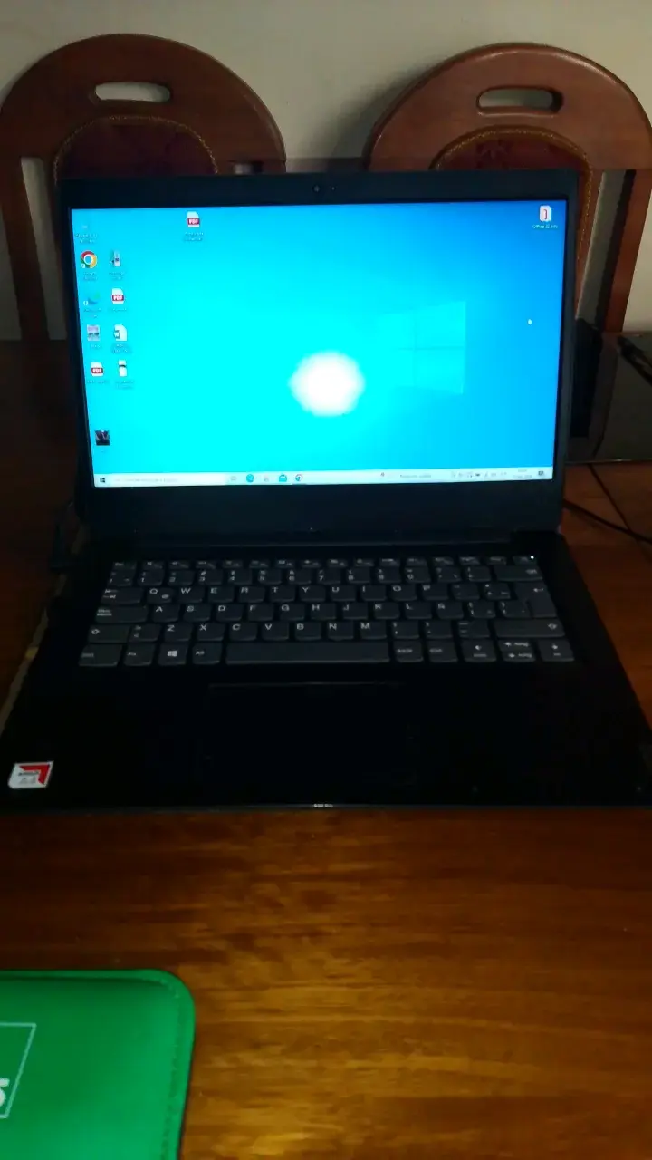 Laptop con pantalla de 15 pulgadas y Windows 10