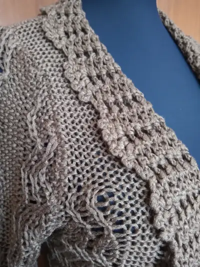 Cárdigan tejido a crochet color marrón - miniatura 3