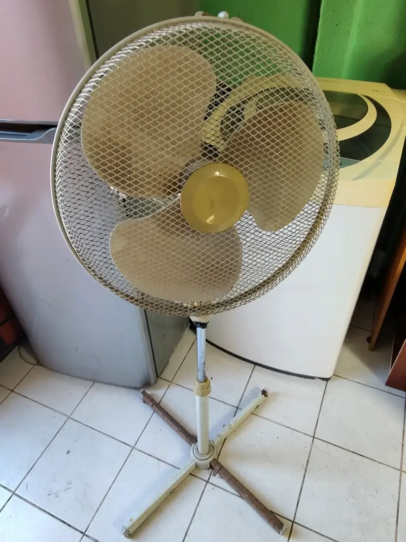 Ventilador de pie ajustable en buen estado - 1
