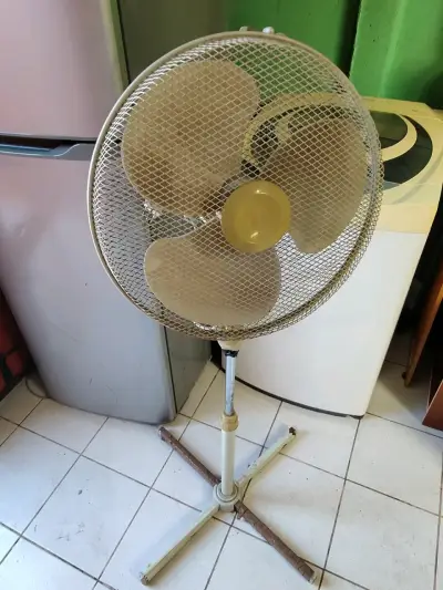 Ventilador de pie ajustable en buen estado - miniatura 3