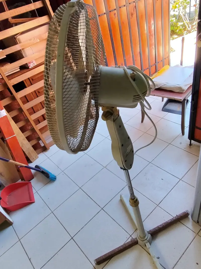 Ventilador de pie ajustable en buen estado - 4