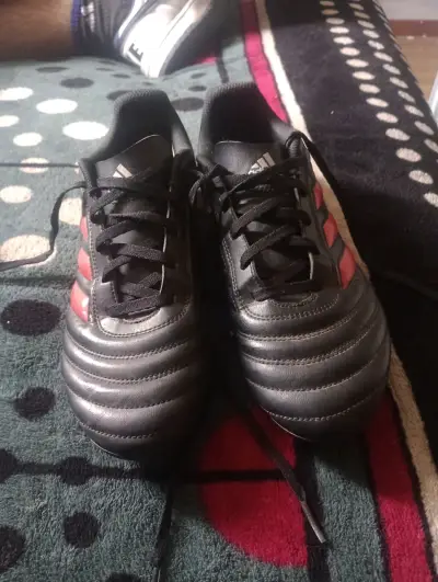 Botines de fútbol Adidas negros y rojos - miniatura 1